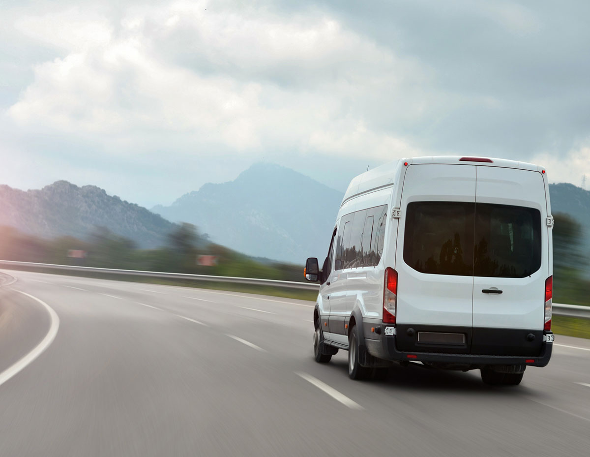 Weißer Sprinter auf der Straße